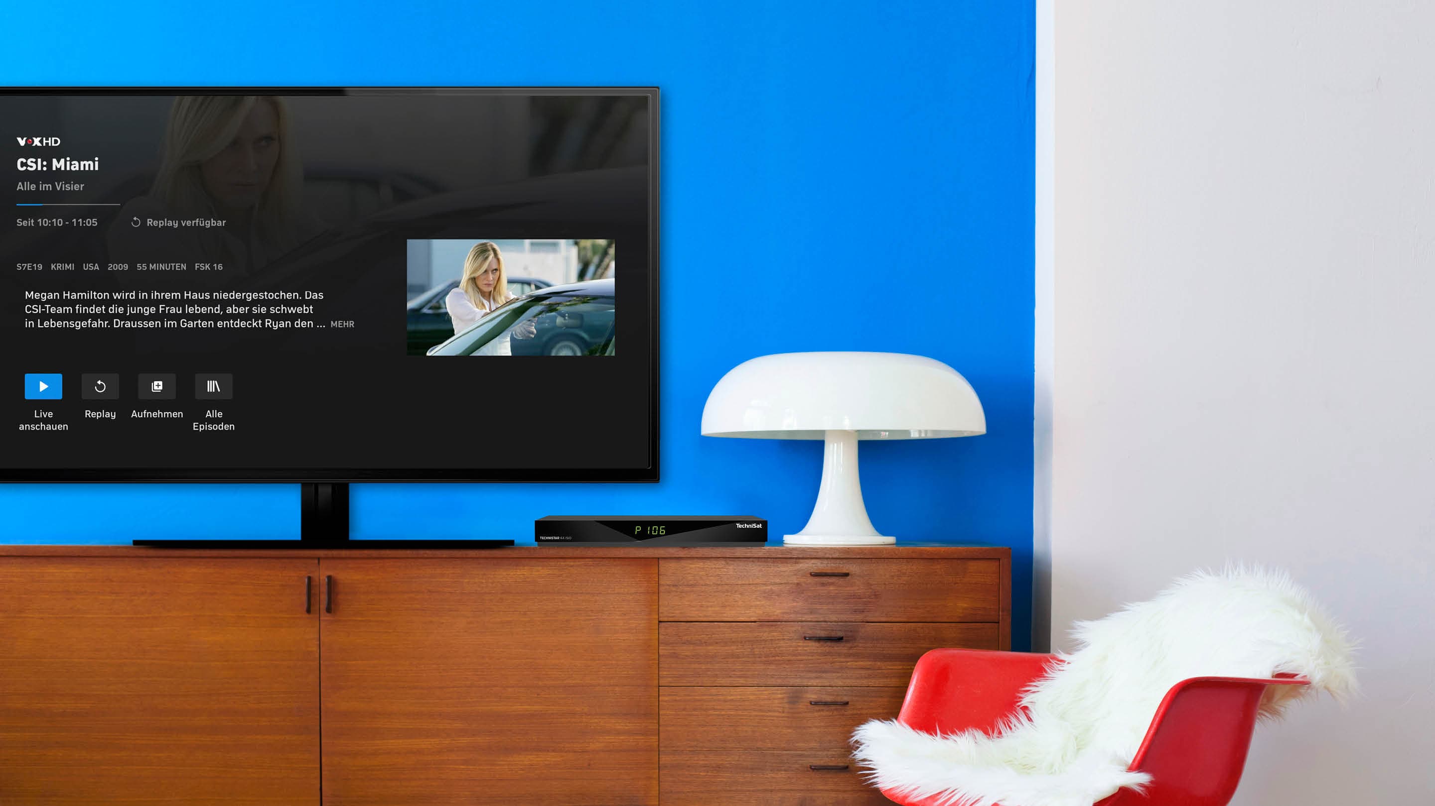 Fernseher auf Sideboard auf dem die Sendung CSI Miami gestartet wird