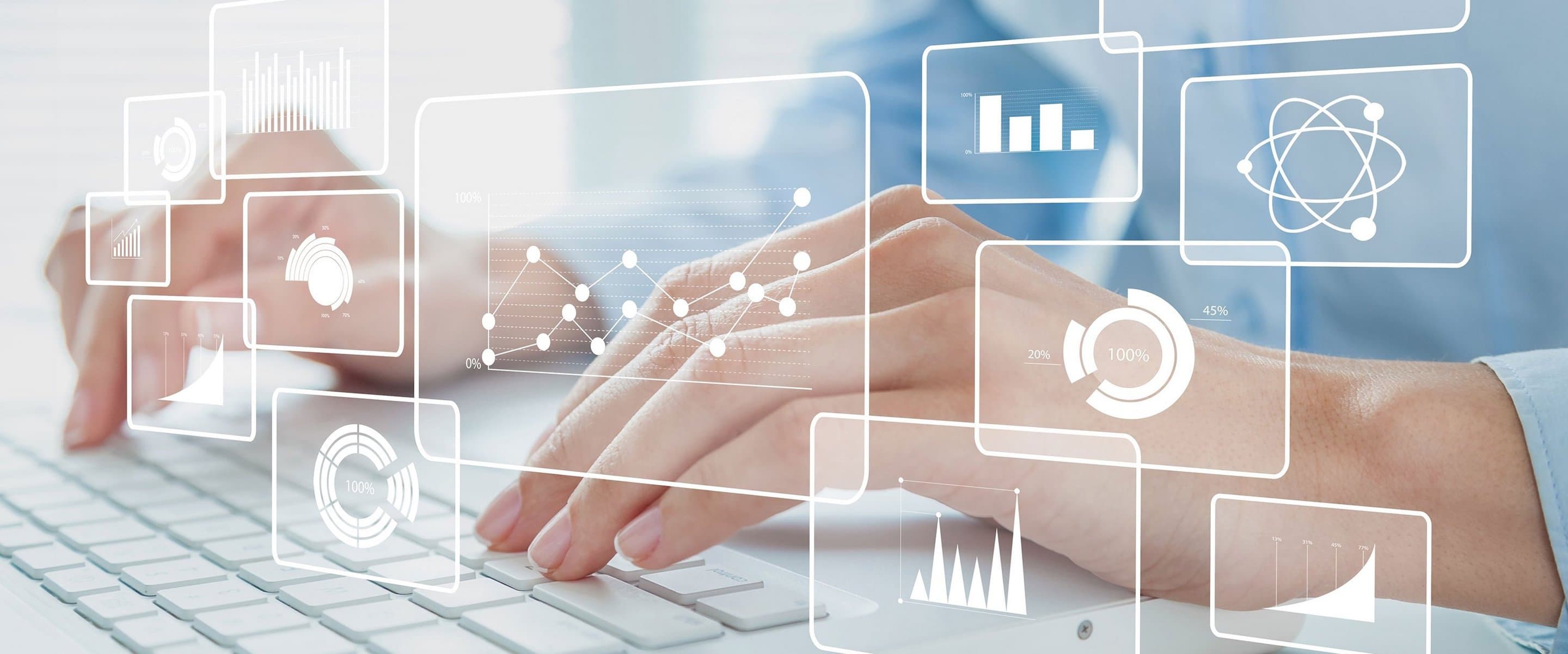Digitale Datenanalyse Hände tippen auf einer Tastatur, überlagert von transparenten Datenvisualisierungen wie Balken-, Linien- und Kreisdiagrammen.