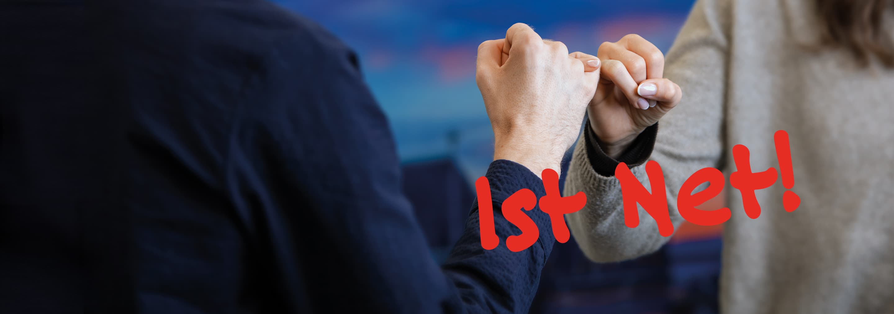 2 Hände, die den kleinen Finger ineinander verschränkt haben und auf denen "Ist Net" steht